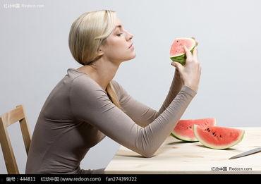 外国美女吃瓜事件视频,文化差异下的趣味瞬间