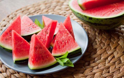 小板凳端坐吃瓜视频下载,重温经典吃瓜瞬间