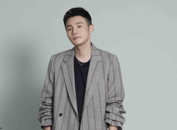 李荣浩吃红瓜视频,趣味十足引网友热议