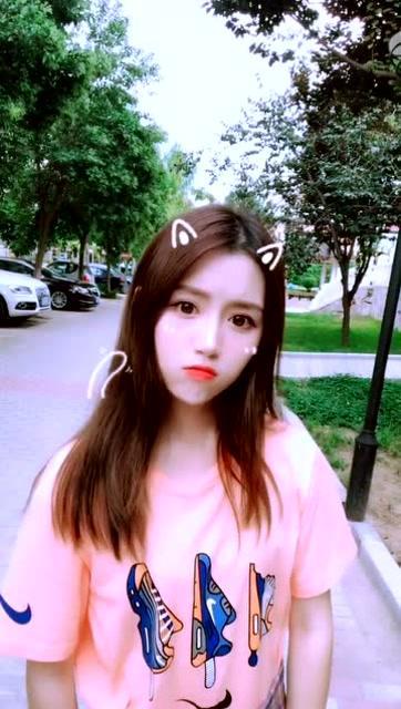 女孩在庙里吃瓜视频