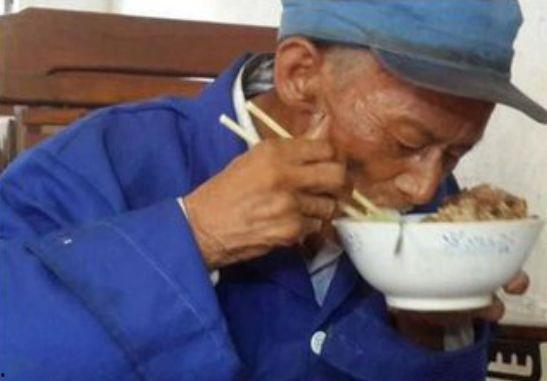 大爷抱着饭碗吃瓜视频播放,视频播放引发网友热议