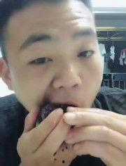 帅哥吃瓜哭了图片搞笑视频,帅哥泪洒瓜田，搞笑视频引网友热议