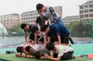 操场上的吃瓜事件视频,揭秘校园里的热议瞬间